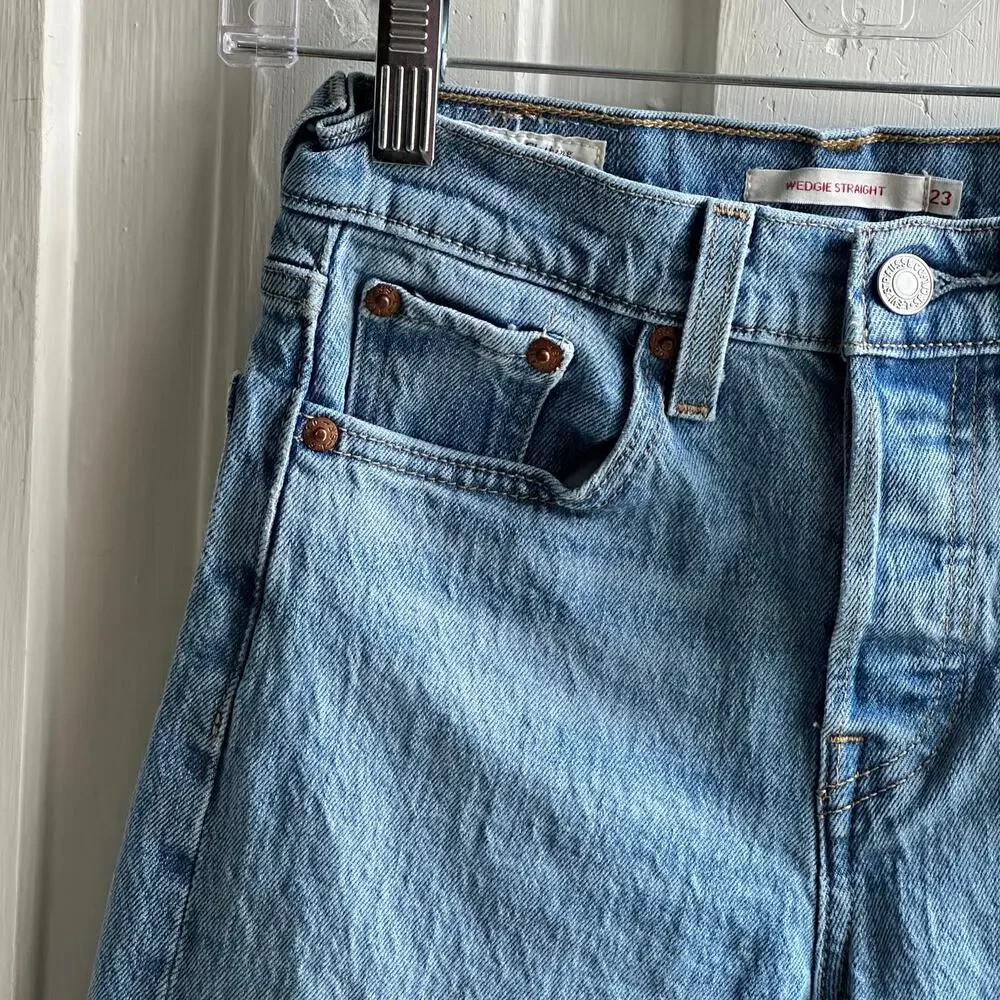 Levi's Wedgie Straight Crop Jeans in Tango Blue